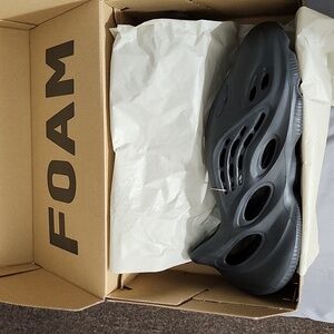 XxSOLDxX Used (VNDS) YZY Foam RNR (HP8739) Sz10 Onyx